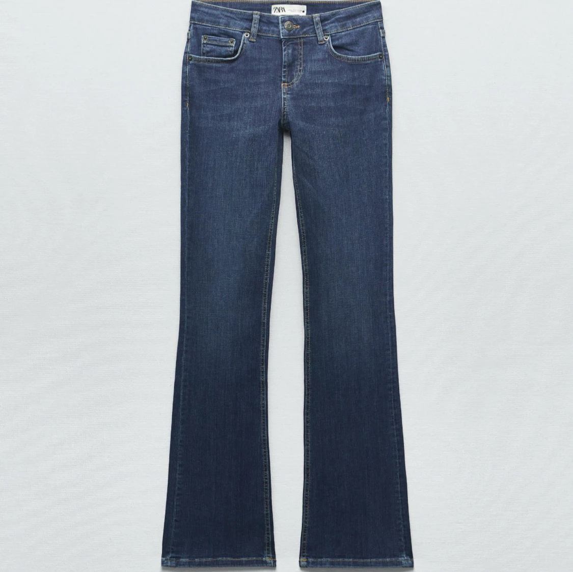Blå bootcut jeans från Zara