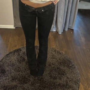 Svarta bootcut jeans låg midja - Säljer ett par svarta jeans med låg midja och bootcut. Är lite slitna längst ner bak på byxan men inget som syns. 