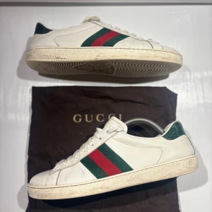Gucci Ace skor - Hej! Säljer nu mina skor från märket Gucci , storlek 44 bra skick, allt på bilden ingår. Tveka inte på att höra av dig om du har frågor eller funderingar kring skorna! 