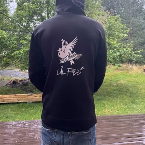 Lil Peep Cry Baby svart hoodie - Svart hoodie med vit tryckt duva och texten 'Cry Baby' samt 'Lil Peep' på ryggen. Samma duva finns även på bröstet. Andvänd en gång då ja testade den på ska köpa en storlek mindre derför ja säljer denna 