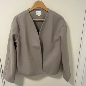 Jacka  - Snygg filtjacka som bara är använd ett fåtal gånger!