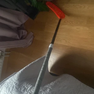 Säljer en oxdog klubba med ett orange blad - Säljer en fin klubba använd 10/5 gånger så bra skick och väldig fin.  storleken stämmer ej behövde ta största 