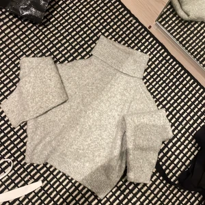 Stickad tröja - Stickad tröja med krage. Ganska kort för att vara xs. Typ aldrig använts.