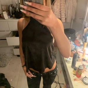 Svart topp - 🖤säljer en svart fest topp med öppen rygg, den är i storlek xs men passar även S, skriv vid frågor🖤
