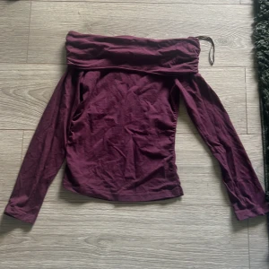 Vinröd offshoulder topp Gina Tricot -  vinröd offshoulder topp från Gina Tricot i bra skick. 