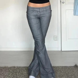 kostymbyxor  - så fina gråa kostymbyxor lågmidjade😍 storlek 34 säljer då de inte kommer till användning, jag är 164!🫶lite slitna längst ned! men inget som är jätte tydligt