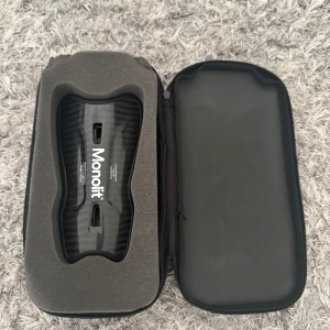 Monolit benskydd i kolfiber - Säljer ett par svarta benskydd från Monolit i kolfiber. De är lätta, tunna och har en snygg, modern design med vit logga. Kommer i originalfodral med instruktioner. 
