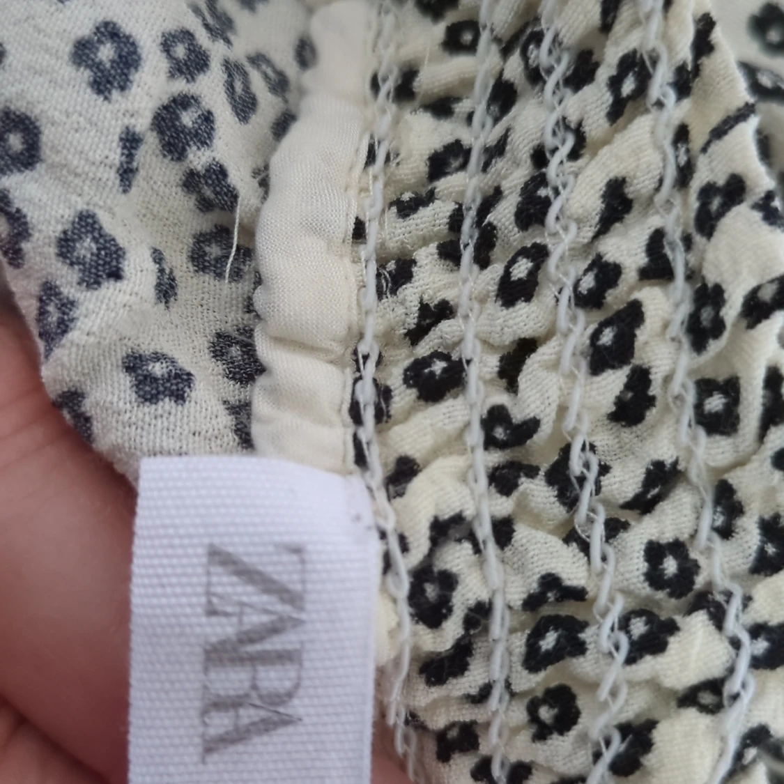 Vit blommig kortkjol från Zara - 2