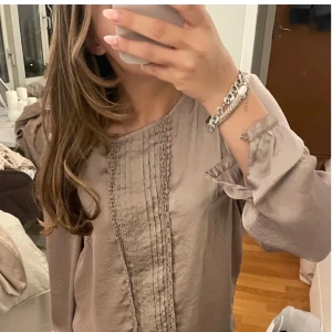 blus - söt brun blus från indiska i stl M. köp gärna i bundles!❤️