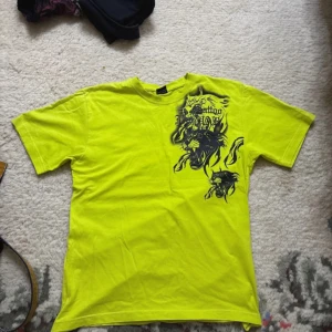 Y2k tröja - As cool o nice tröja, lik billabong ! Storlek M och har knappt anänt den. Den har en grönaktig lime färg! Ser gulare ut i kameran.