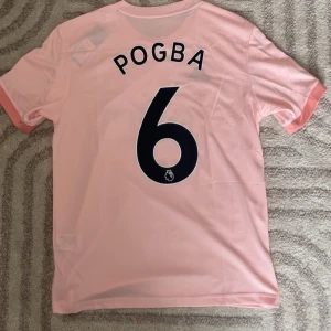 Pogba Man United 18/19 - Replika Manchester United tröja helt ny med tags med Pogba på ryggen. För fler bilder eller frågor tveka inte att skriva i dm. Fler tröjor i profilen. Se bio för tvätt anvisningar 