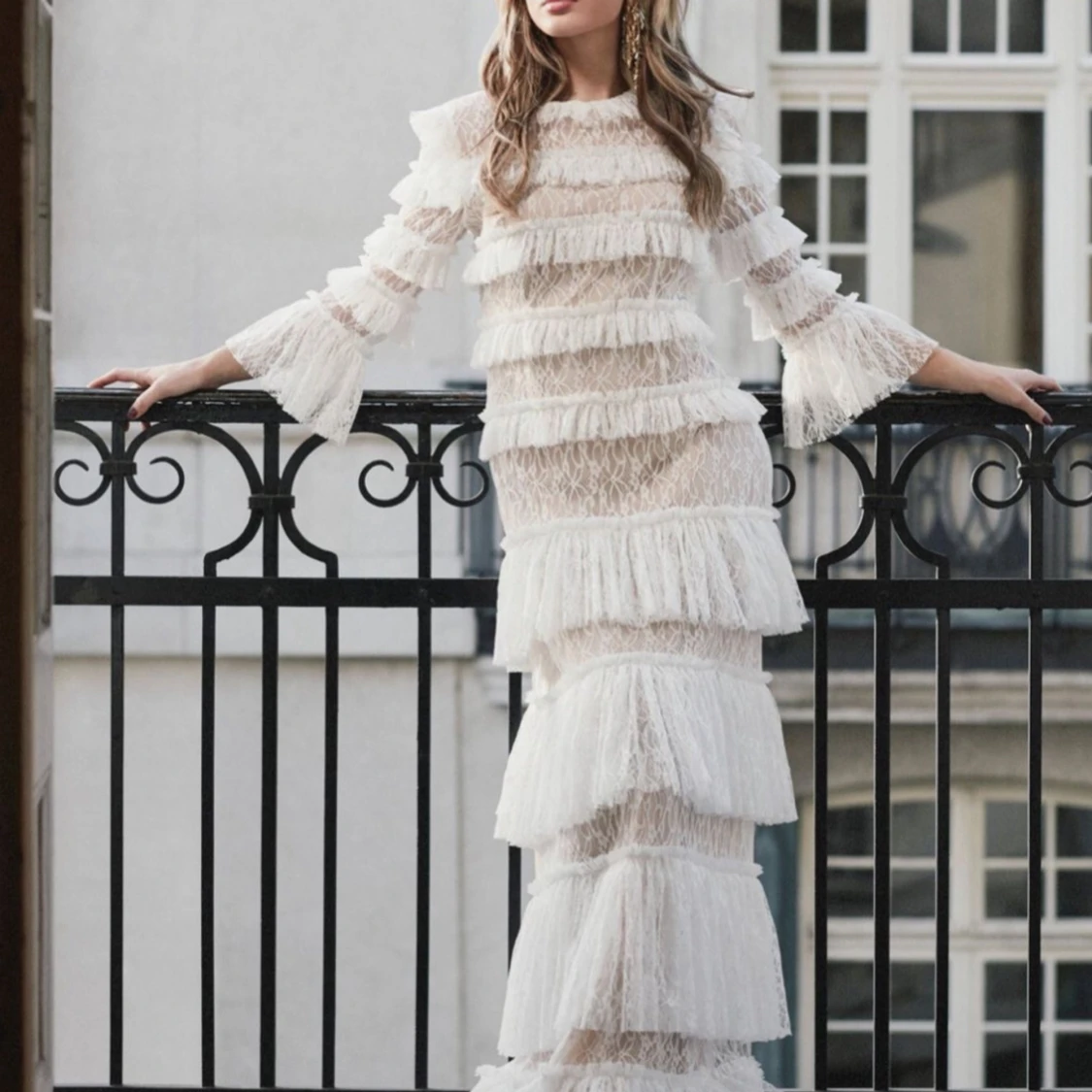 Vit spetsklänning med volanger - 3