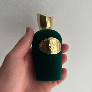 Sospiro Vibrato 30ml dekant/splitt - Säljer 30ml dekant från min Sospiro Vibrato. En fräsch och upplyftande doft perefkt för de varma dagarna. Parfymen kommer i glasflaskan som visas på slide 2. Bara att skriva vid funderingar:)