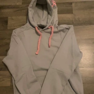 Syna world hoodie - Säljer en helt ny syna world hoodie med all original förpackning. Storleken är L men passar som en M. Hör av er om ni undrar något!