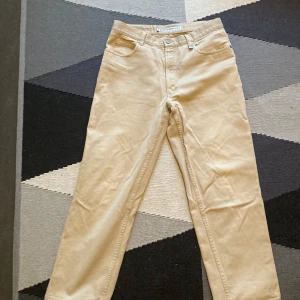 Saint Laurent jeans - Säljer ett par riktigt snygga saint Laurent jeans Waist 34. Inga defekter eller skador. Aldrig använda👌Är öppen för lägre priser