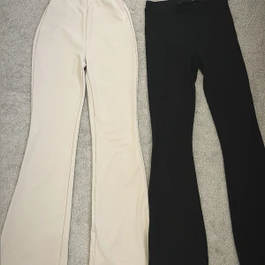Bootcut byxor i svart och beige H&M - Två par snygga bootcut byxor från H&M i storlek S. Ena paret är svart och det andra är beige, båda i stretchigt material med lagom höjd midja. Materialet är lite som träningstights- de är väldigt fina. Passar perfekt!