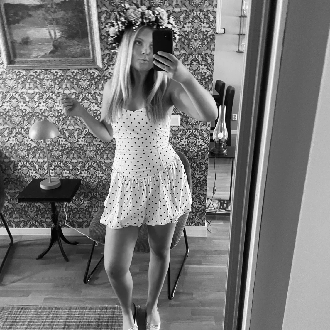 Vit kort prickig klänning