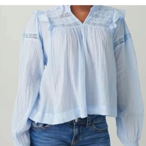 Blå bus - Säljer en jätte fin blå bus i jätte bra skick. Använd den max tre gånger🫶🏼❤️