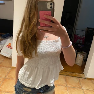 Vit blus - Supersnygg vit blus som liknar en peplum topp🥰 passar till xs/s/m. Passar perfekt till sommaren