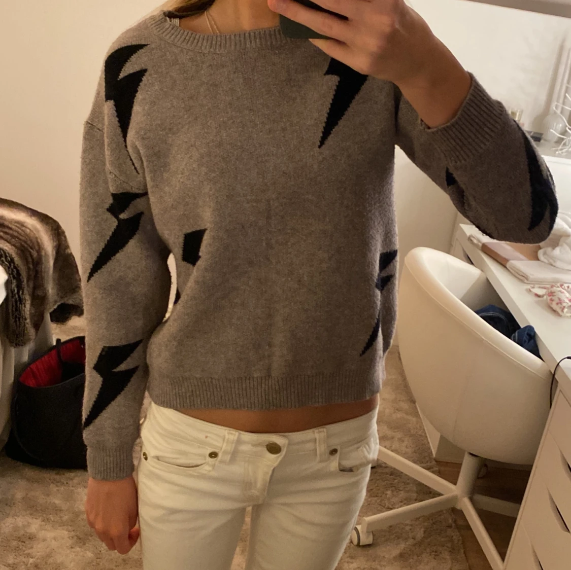 Grå stickad tröja med blixtar - 1