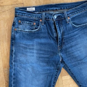 Levi's 502 blå jeans W32 L32 - Hej, säljer nu dessa feta Levis jeans i en snygg blå tvätt. Modellen på bilden är 186cm lång, väger 70kg och bär storleken 32/32.  Jeansen är i 9,5/10 skick. Om du är intresserad så tveka inte på att kontakta oss så hjälper vi dig med dina funderingar. Pris kan gå ner vid snabb affär         🙌🔥⚜️