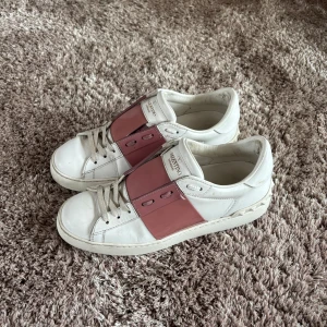 Valentino skor - Valentino skor i modellen ”open”. Glansigt läder, Dam storlek 37.  Väldigt fint skick. Skriv för mer bilder/info. Nypris ca 6000 :-❤️