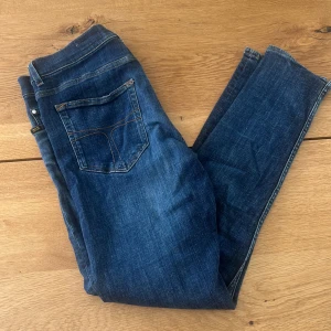 Tiger Of Sweden jeans, Evolve 32/32 - Snygga mörkblå slim fit jeans från tiger of sweden. Knappt använda ny pris 1200 kr. Säljer för 599. Kan säljas för lägre vid snabb affär.
