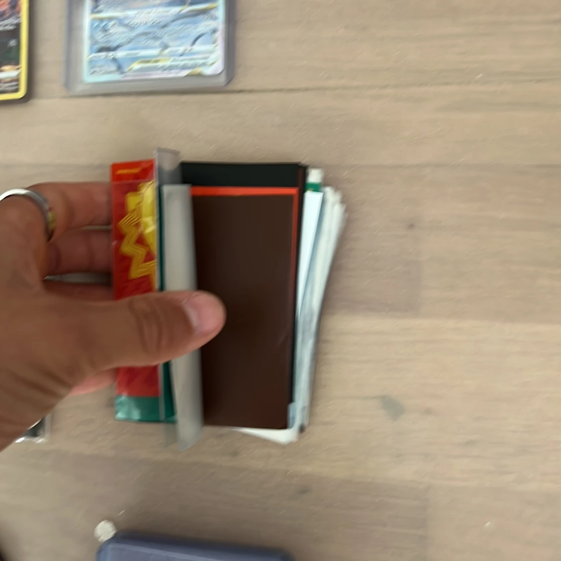 Pokémonkort och samlarpins - Blandad samling tilåter bud och byten med kläder - 1