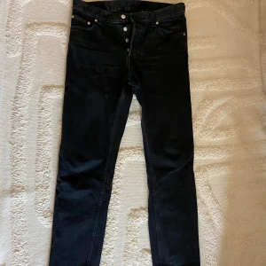 Weekday jeans - Ett par ”svarta/urtvättade” jeans från weekday i modellen barrel. De är en rak modell.