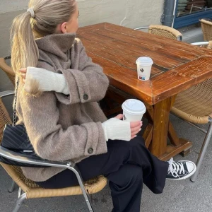 Beige mohair ulljacka från Arket - Interest check on this Arket mohair jacket size XS. Oversized fit (XS-L). Thinking about selling for the right price. Message me with price suggestions🧸