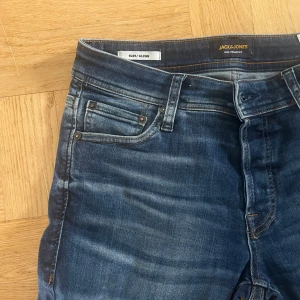 Jack & Jones Slim Glenn jeans  - Säljer ett par Jack & Jones Slim Glenn jeans. Skick 9/10 använda men inga defekter. Modellen är 181 och väger 66. Skriv vid frågor eller liknande!