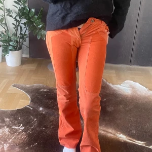 Vintage jeans - Unika Vintage jeans med mocka patches som köptes här på plick för 800 men passade inte så säljer, skriv för mått och fler foton 