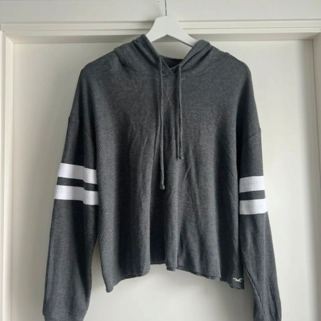 Grå hoodie från Hollister med ränder