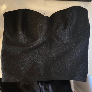 Glittrig topp - Glittrig tubtopp från ursprungligen från hm men köpt från sellpy utan att ha kommit till användning någon gång. Jag har däremot sytt in vid sidorna av brösten men det ska inte vara några problem att sprätta upp om det behövs