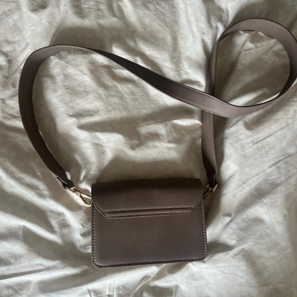 Brun axelväska med guldspänne - 1