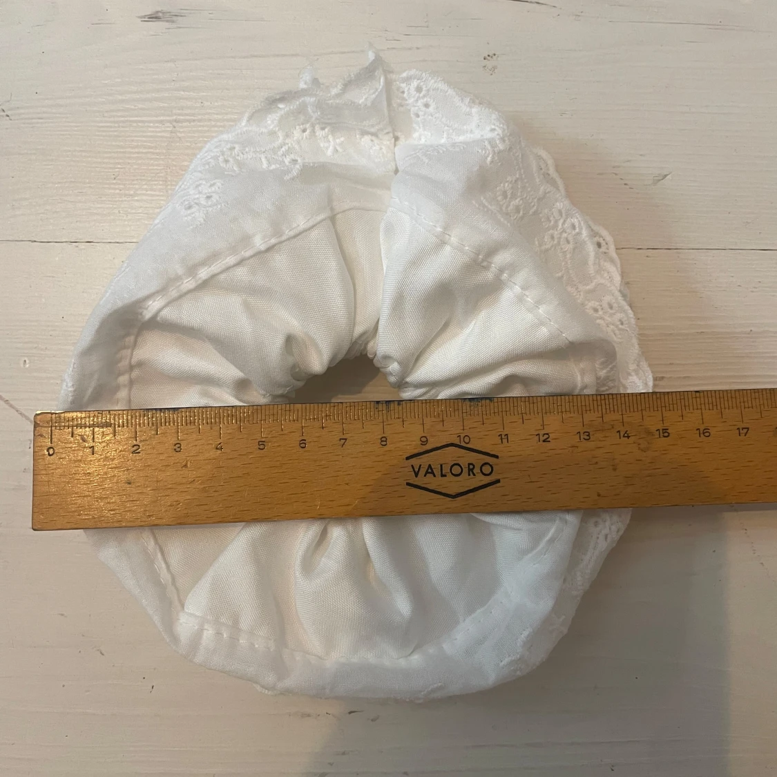 Vit broderad scrunchie - 2