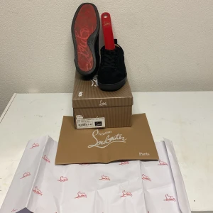 Svarta sneakers från Christian Louboutin - Stilrena svarta sneakers från Christian Louboutin i mocka med klassisk röd sula och diskret logga.Pris går att diskutera. Om mer frågor dm. 