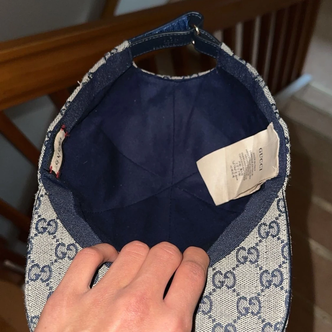 Gucci keps med GG-mönster och röd/blå detalj