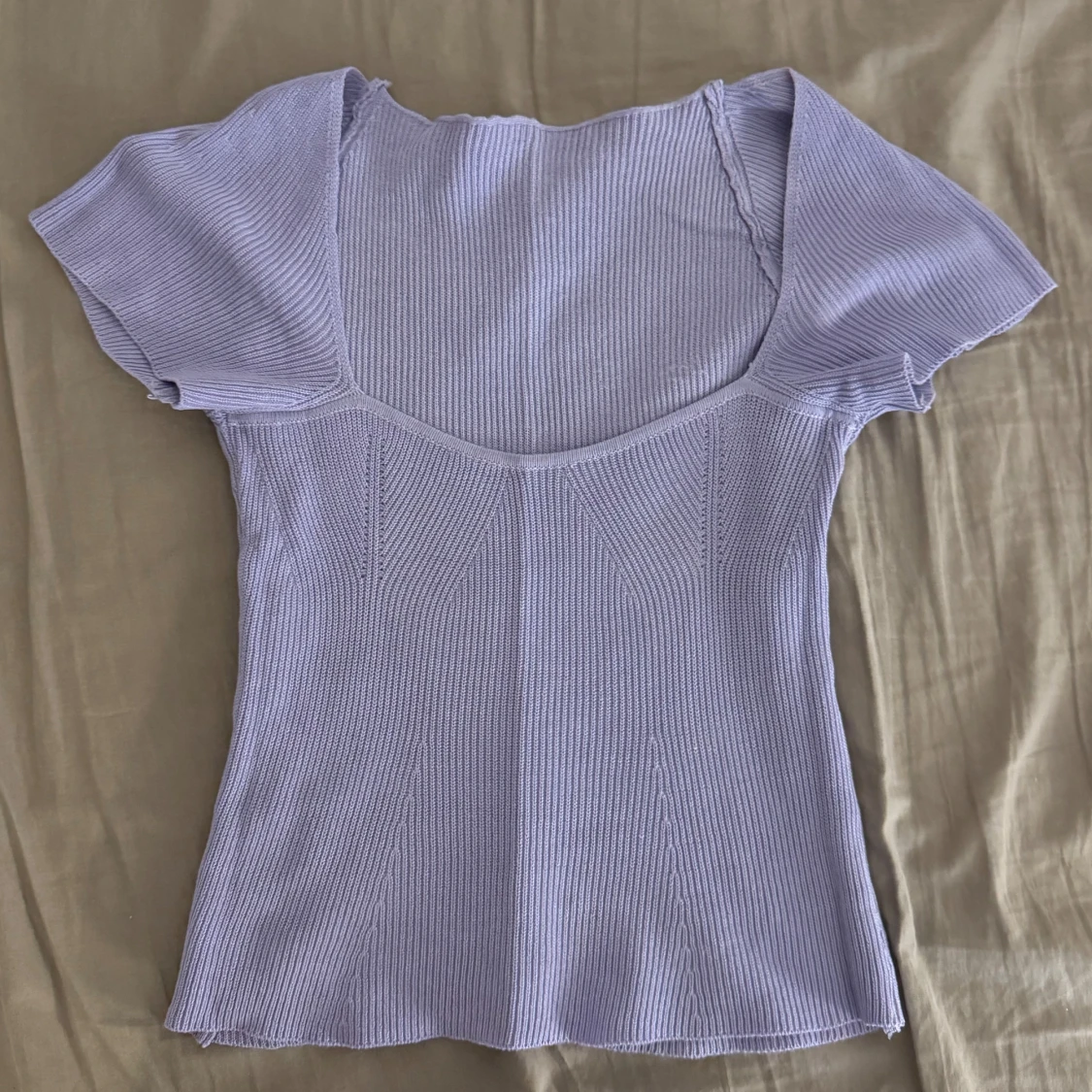 Ljuslila ribbad topp med kort ärm