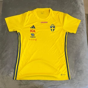 Svenska landslagets gul fotbollströja Adidas - Perfket för sommaren och fotboll💚fraktar samma dag🫡🚛