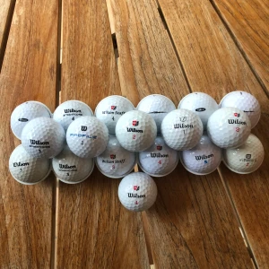 Wilson golfbollar (blandade modeller) - Samling av Wilson golfbollar i olika modeller och nummer. Perfekt för dig som vill komma igång med golf eller behöver extra bollar till träningen. Passar både nybörjare och erfarna spelare som vill ha kvalitetsbollar till ett bra pris.