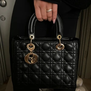 Svart quiltad designerväska - Svart väska från Di*r, superfin!!