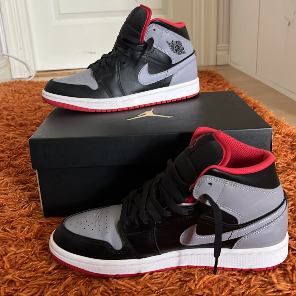 Nike Air Jordan 1 Mid svart/grå/röd