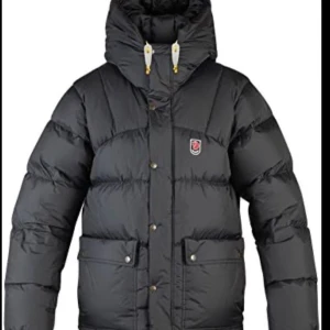 Svart dunjacka från Fjällräven - Snygg svart dunjacka från Fjällräven i den stora modellen, säljer den då jag köpt en jacka i en ny färg. Fint skick bara en liten lagning på ena armen. Skriv om ni vill se fler bilder💕💕