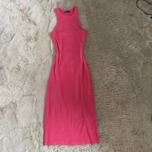 Rosa långklänning - Säljer en rosa, ribbad långklänning från Zara. Storlek S, men den passar mig som bär XS. Klänningen är stretchig. Jag är 164 och den slutar strax under knäna.🩷🩷