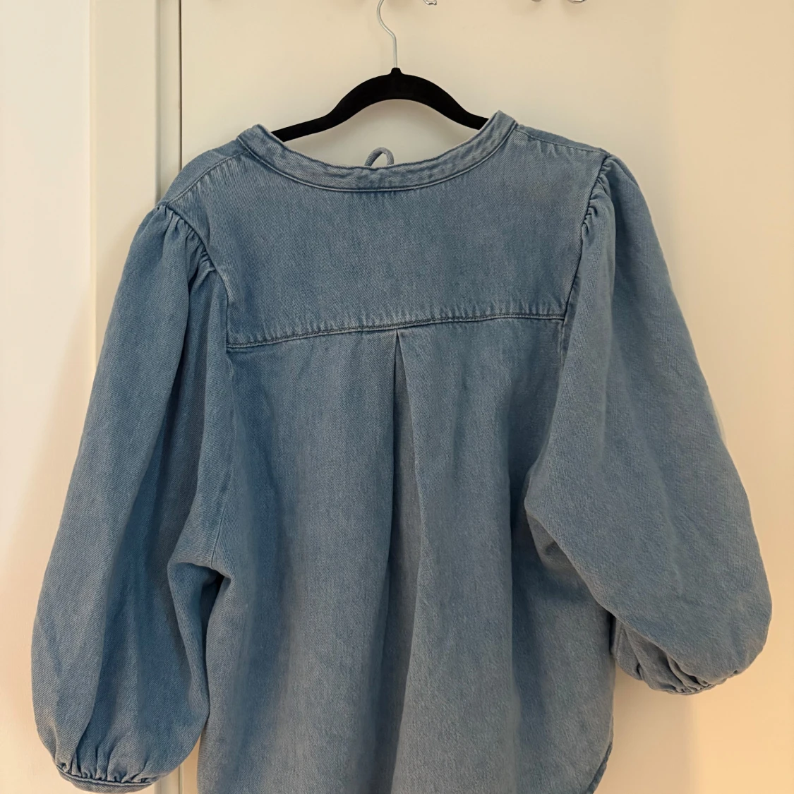 Ljusblå jeansblus med snörning från Lindex - 2