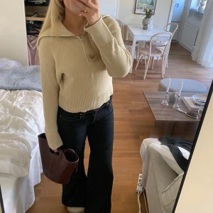 Stickad tröja  - Superfin tröja med dragkedja💕Köpt på Monki. Storlek S. 