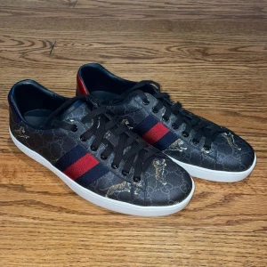 Gucci Ace Tiger - Säljer nu mina Gucci skor i modellen, Gucci Ace Tiger. Fint skick inga defekter. Skriv om minsta fundering! 🙂