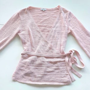 Söt rosa omlott kofta - Så söt kofta med knytning i midjan från Noa Noa, storlek S 