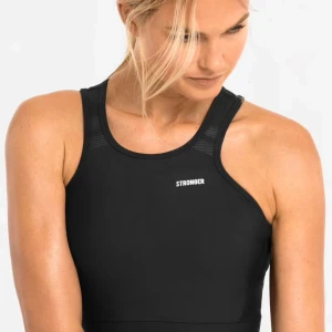 Svart sport topp från Stronger - Sportig svart sport topp från Stronger med brottarrygg och diskreta meshdetaljer vid axlarna. Perfekt för träning och aktiva dagar, tillverkad i stretchigt syntetmaterial som andas. Har några tecken på användning men det är mest bara att texten inte synns så bra längre